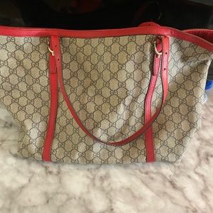 Nice cute Gucci bag along with matching wallet